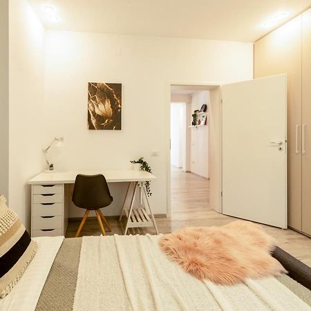 בוקרשט Ideal Stay: Spacious 2Br Apt Near Calea Victoriei מראה חיצוני תמונה
