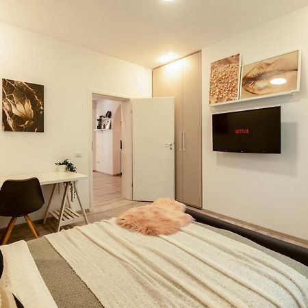 בוקרשט Ideal Stay: Spacious 2Br Apt Near Calea Victoriei מראה חיצוני תמונה