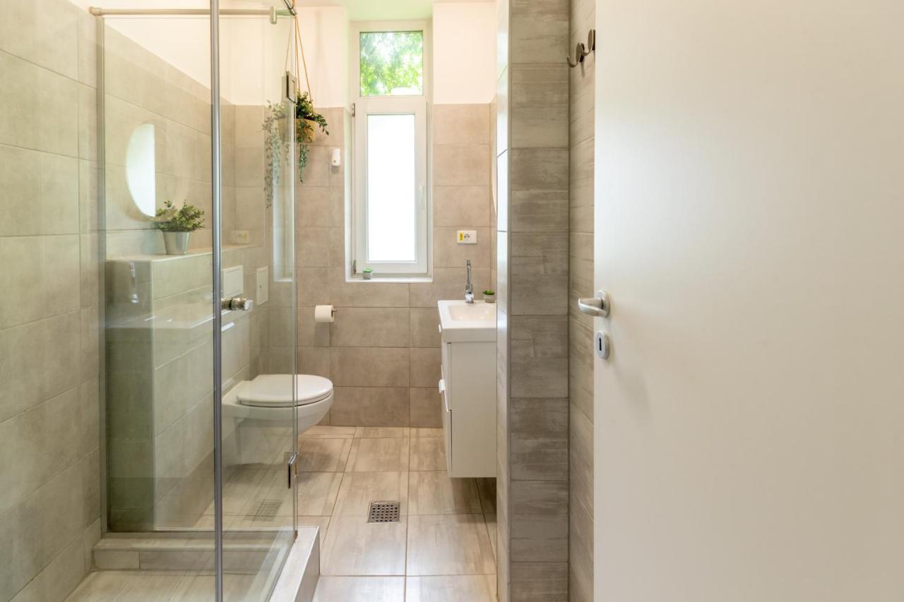 בוקרשט Ideal Stay: Spacious 2Br Apt Near Calea Victoriei מראה חיצוני תמונה