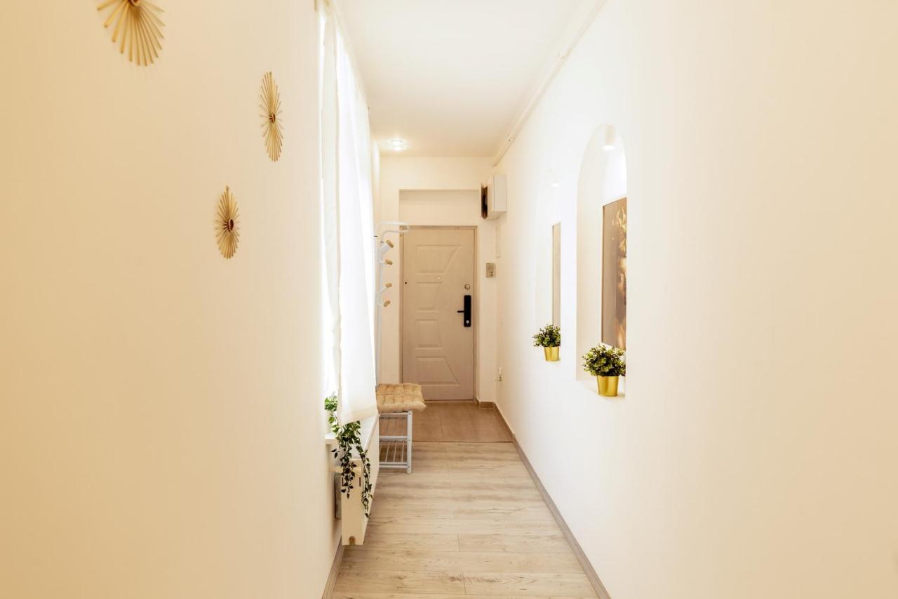 בוקרשט Ideal Stay: Spacious 2Br Apt Near Calea Victoriei מראה חיצוני תמונה