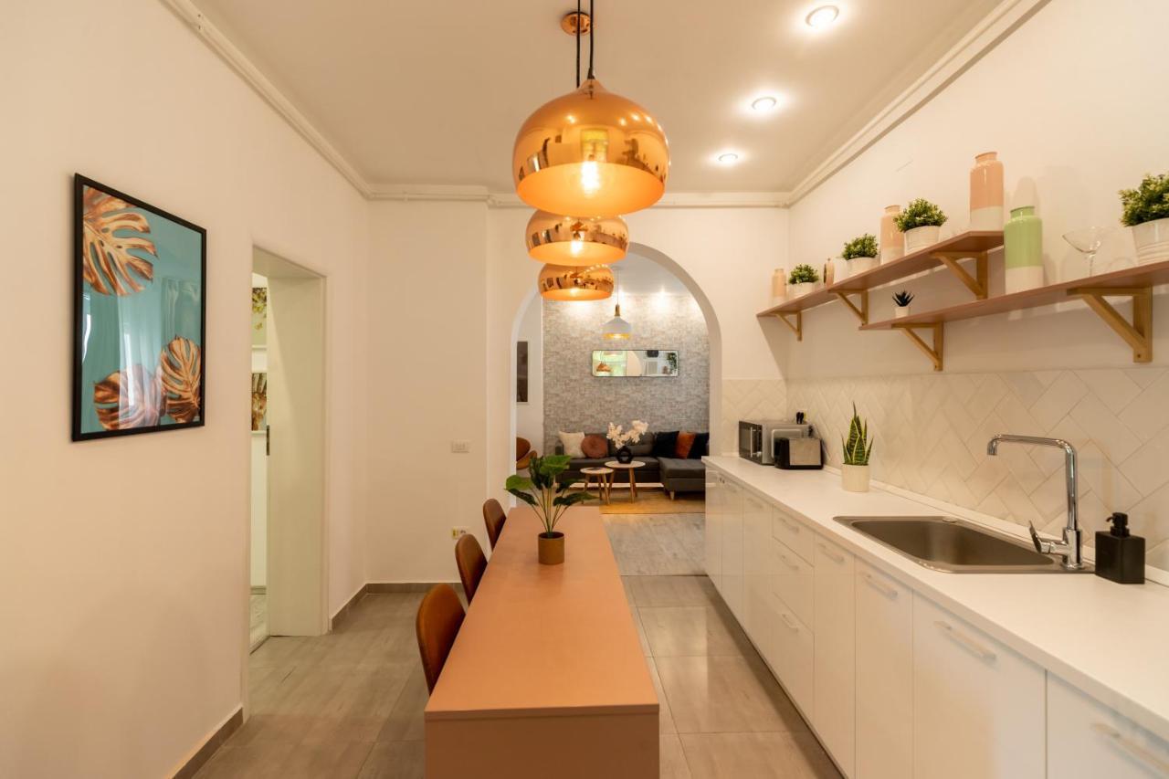 בוקרשט Ideal Stay: Spacious 2Br Apt Near Calea Victoriei מראה חיצוני תמונה