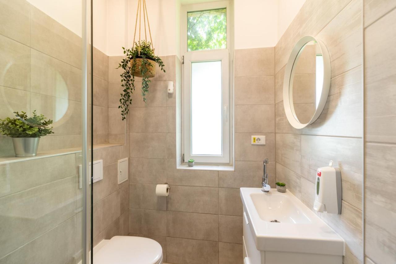 בוקרשט Ideal Stay: Spacious 2Br Apt Near Calea Victoriei מראה חיצוני תמונה