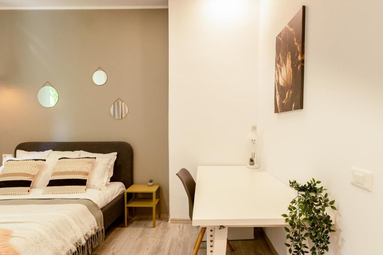 בוקרשט Ideal Stay: Spacious 2Br Apt Near Calea Victoriei מראה חיצוני תמונה