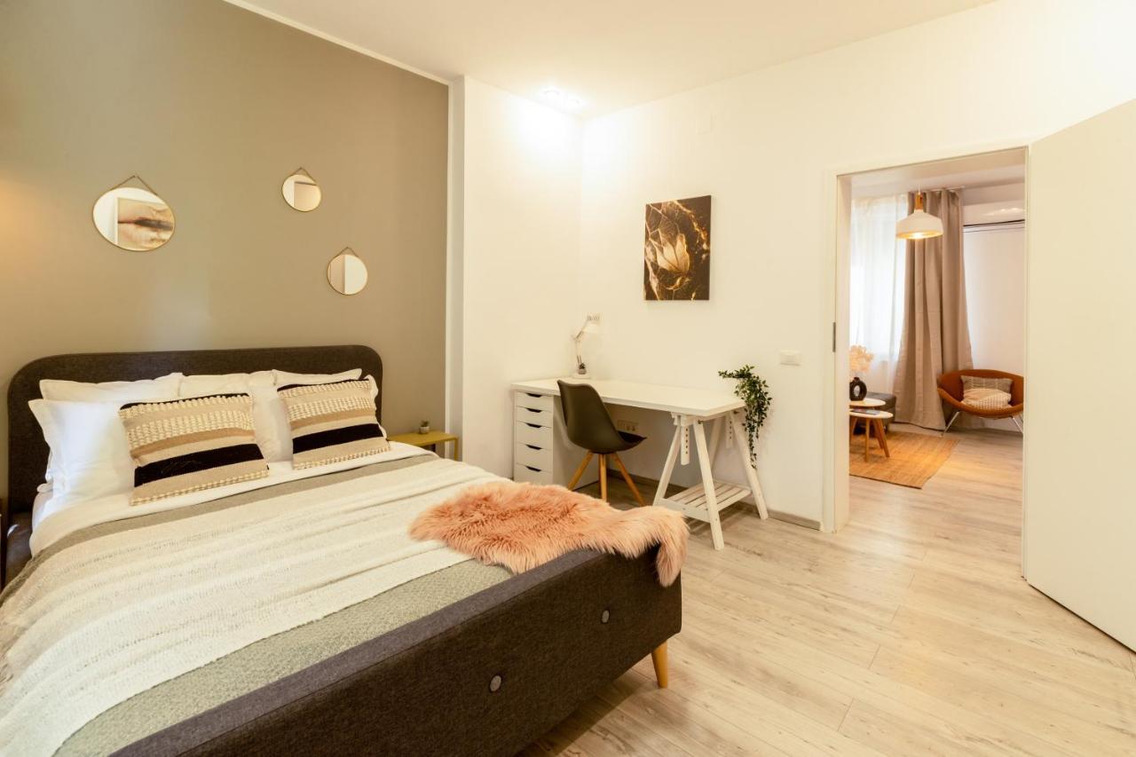 בוקרשט Ideal Stay: Spacious 2Br Apt Near Calea Victoriei מראה חיצוני תמונה