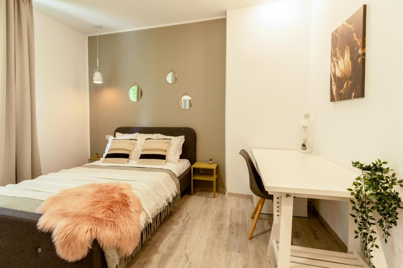 בוקרשט Ideal Stay: Spacious 2Br Apt Near Calea Victoriei מראה חיצוני תמונה