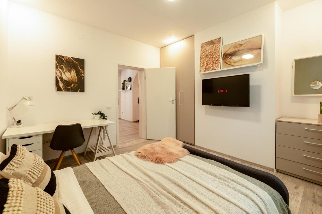 בוקרשט Ideal Stay: Spacious 2Br Apt Near Calea Victoriei מראה חיצוני תמונה
