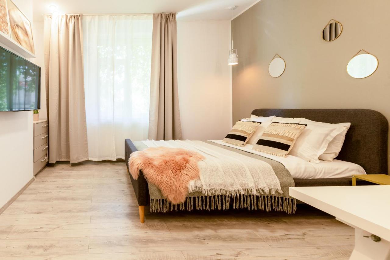 בוקרשט Ideal Stay: Spacious 2Br Apt Near Calea Victoriei מראה חיצוני תמונה