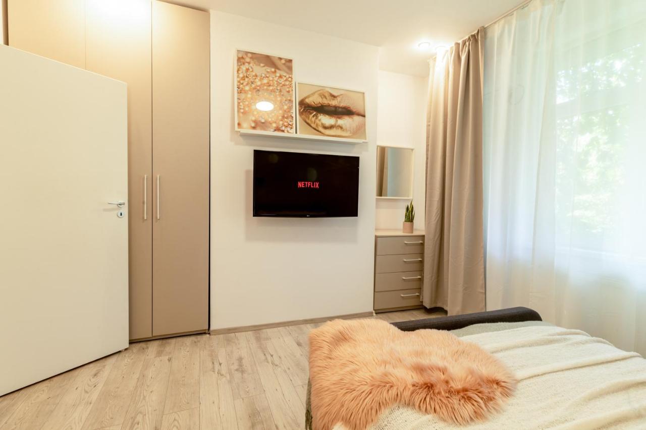 בוקרשט Ideal Stay: Spacious 2Br Apt Near Calea Victoriei מראה חיצוני תמונה