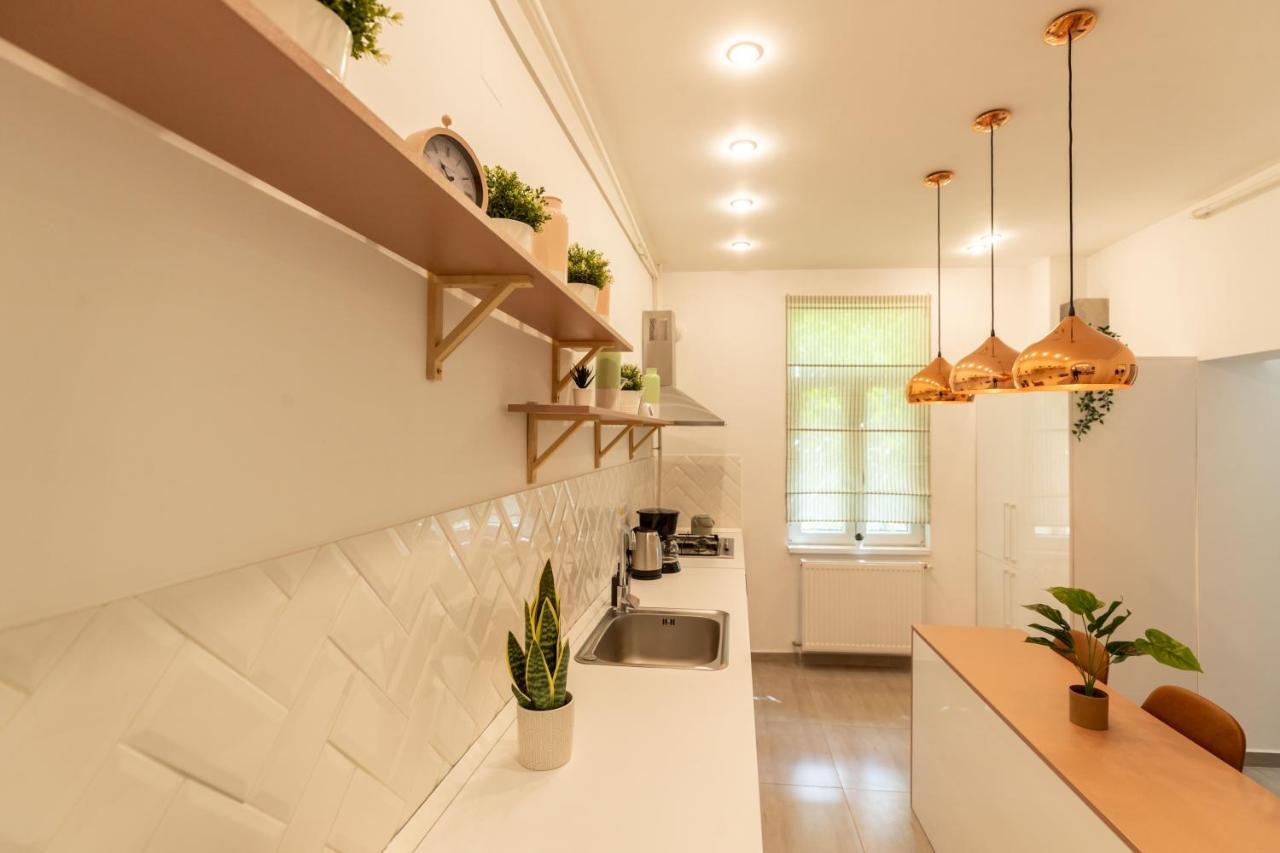 בוקרשט Ideal Stay: Spacious 2Br Apt Near Calea Victoriei מראה חיצוני תמונה
