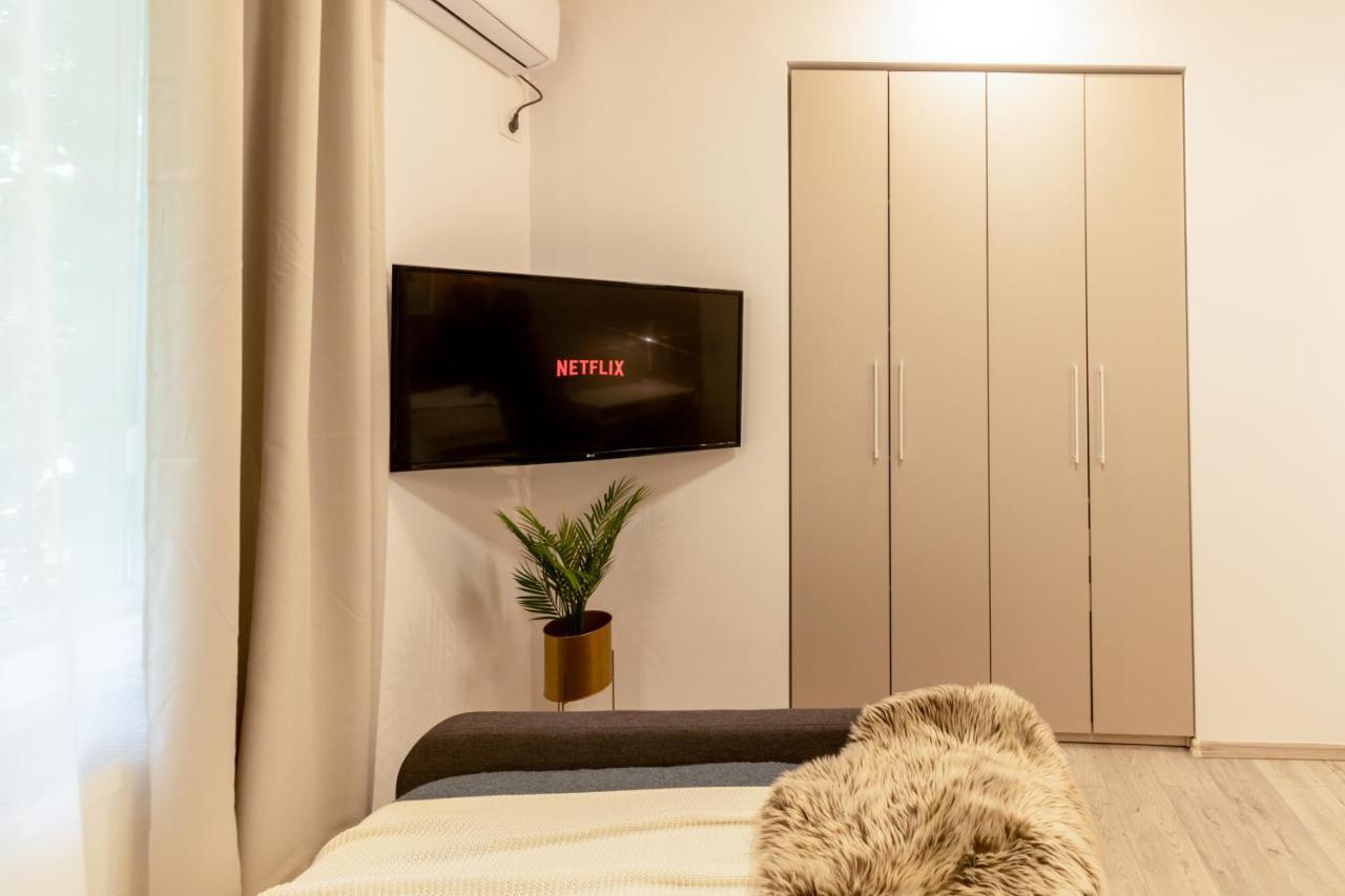 בוקרשט Ideal Stay: Spacious 2Br Apt Near Calea Victoriei מראה חיצוני תמונה