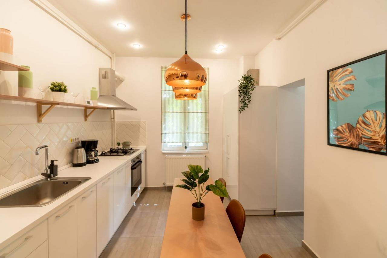 בוקרשט Ideal Stay: Spacious 2Br Apt Near Calea Victoriei מראה חיצוני תמונה