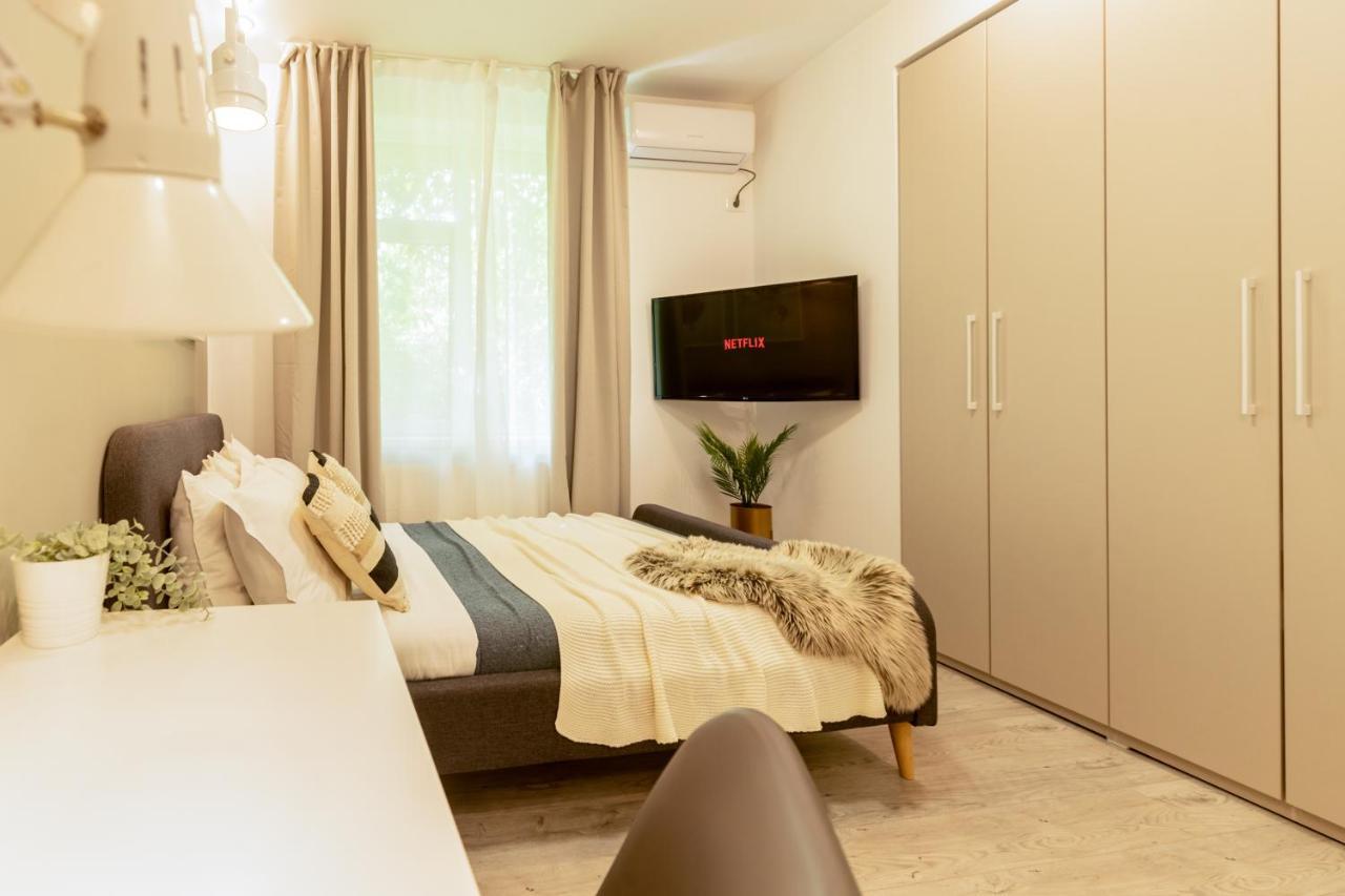 בוקרשט Ideal Stay: Spacious 2Br Apt Near Calea Victoriei מראה חיצוני תמונה
