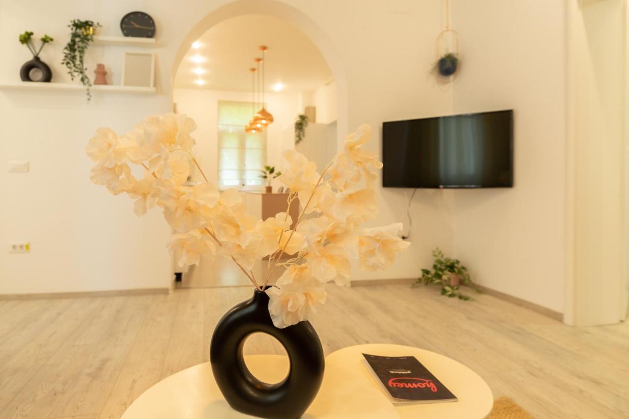 בוקרשט Ideal Stay: Spacious 2Br Apt Near Calea Victoriei מראה חיצוני תמונה
