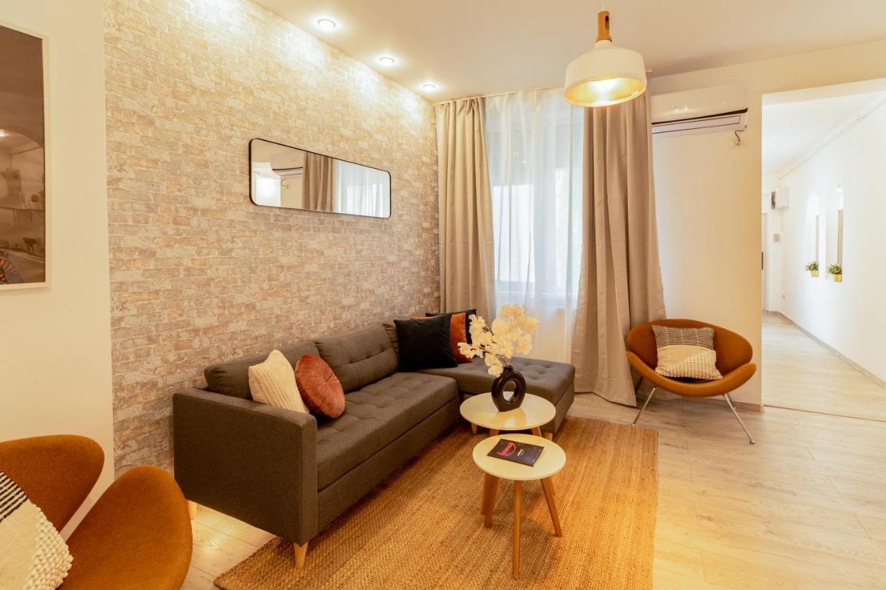 בוקרשט Ideal Stay: Spacious 2Br Apt Near Calea Victoriei מראה חיצוני תמונה