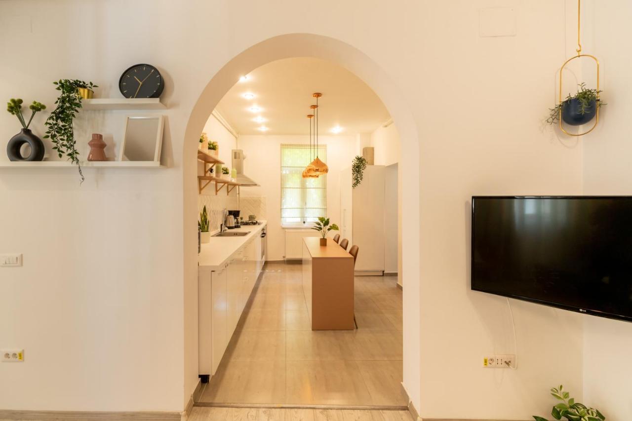 בוקרשט Ideal Stay: Spacious 2Br Apt Near Calea Victoriei מראה חיצוני תמונה