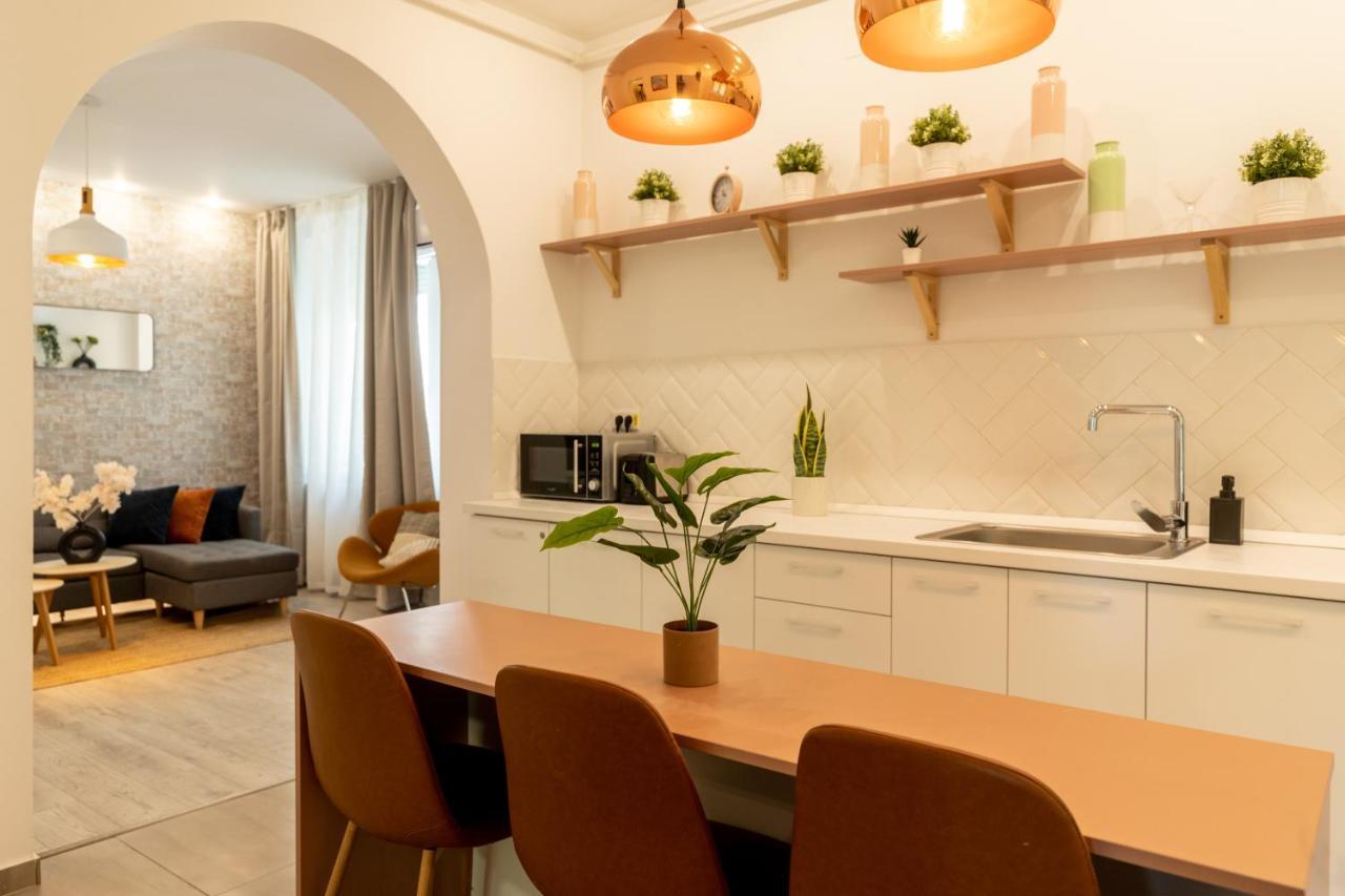 בוקרשט Ideal Stay: Spacious 2Br Apt Near Calea Victoriei מראה חיצוני תמונה
