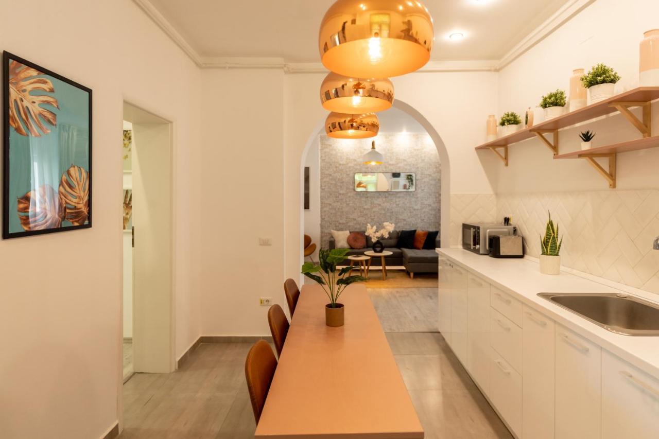 בוקרשט Ideal Stay: Spacious 2Br Apt Near Calea Victoriei מראה חיצוני תמונה
