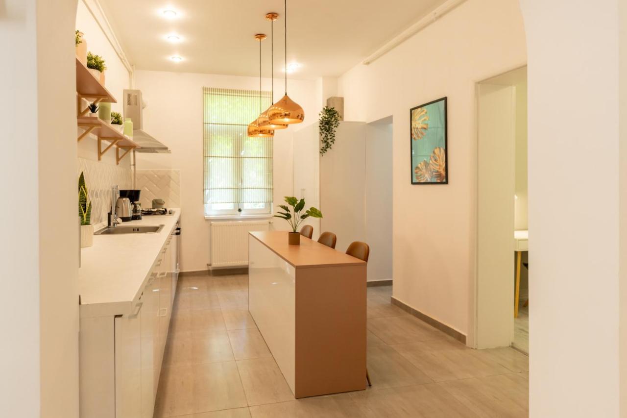 בוקרשט Ideal Stay: Spacious 2Br Apt Near Calea Victoriei מראה חיצוני תמונה