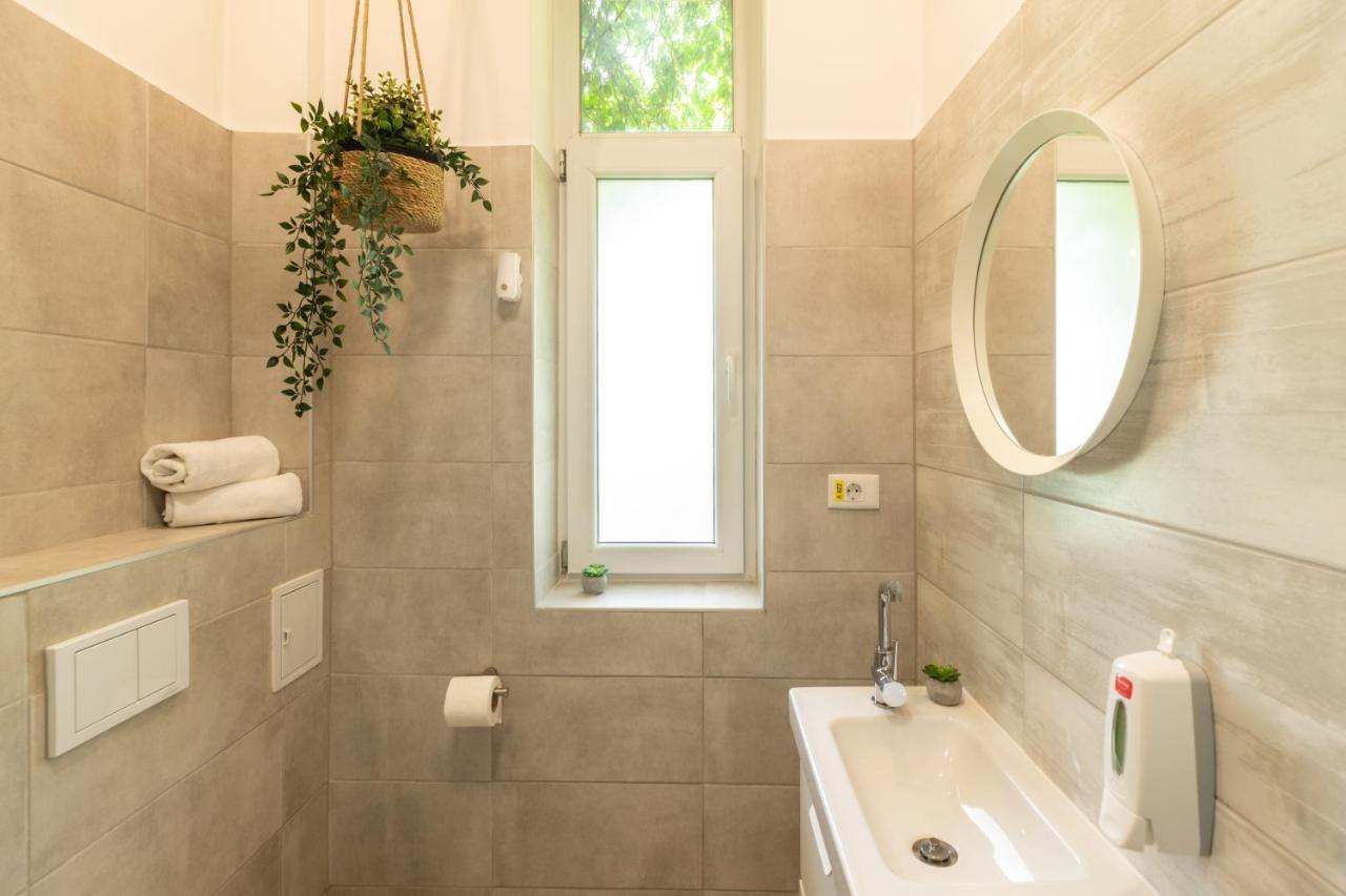 בוקרשט Ideal Stay: Spacious 2Br Apt Near Calea Victoriei מראה חיצוני תמונה