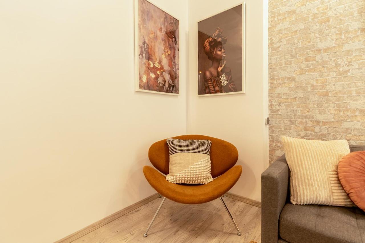 בוקרשט Ideal Stay: Spacious 2Br Apt Near Calea Victoriei מראה חיצוני תמונה